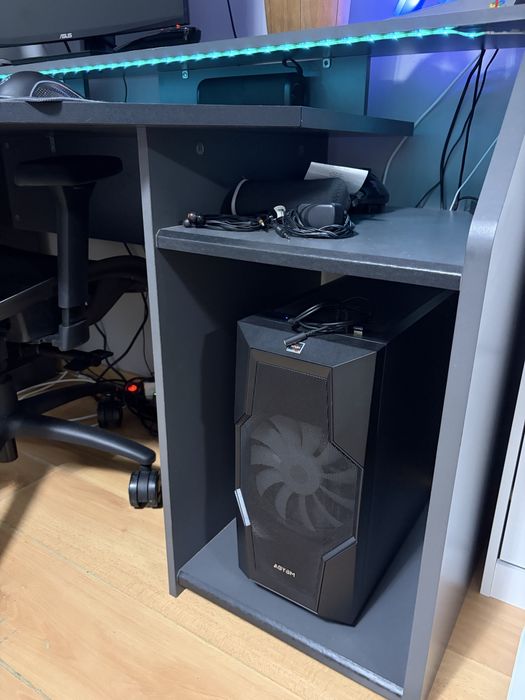 LED Gaming Desk – In Excellent Condition!64563997055105121