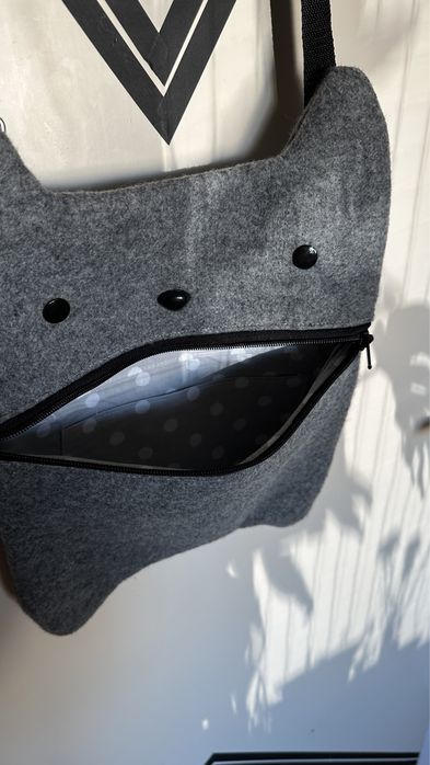 Torba kot na ramie na regulowanym pasku handmade kotek z grubego filcu