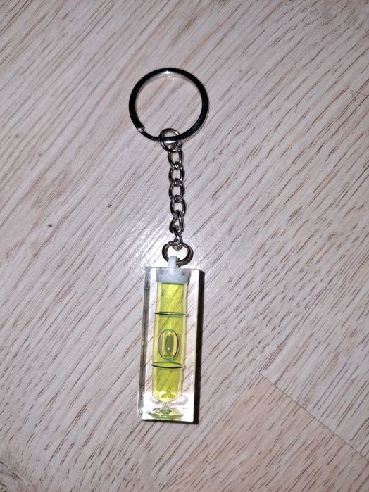 Breloczek zawieszka poziomica