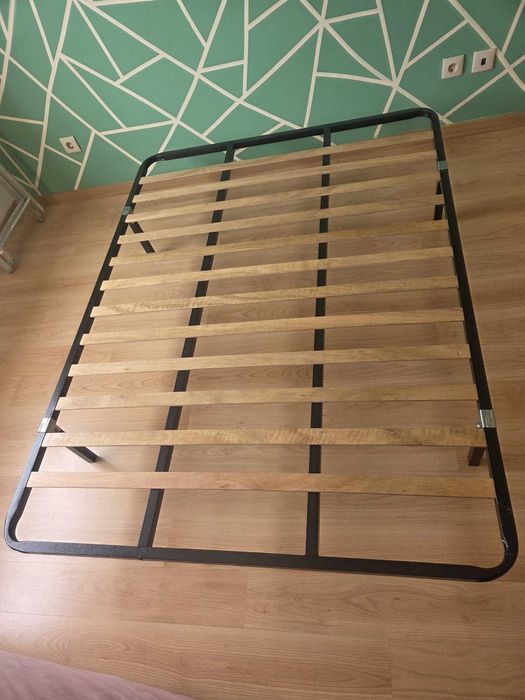Colchao ÅFJÄLL ikea e estrado com pes 140X190cm
