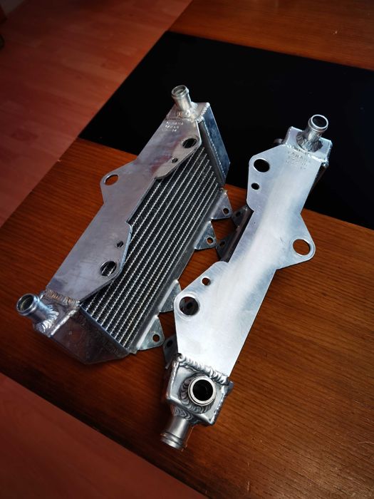 Radiadores Yamaha YZ250 de 2002 a 2014, um foi previamente montado.