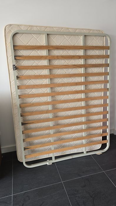 Estrado e colchão de quarto