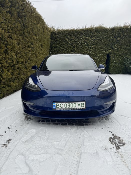 Продам власну машину Tesla Model 3