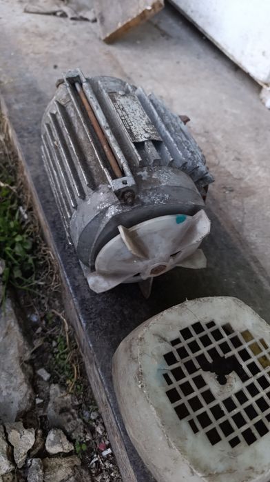 Эл.двиг МП-100с 27В.,эл.генератор 3000Вт 27В 100А ,эл.двиг 400Вт*3000