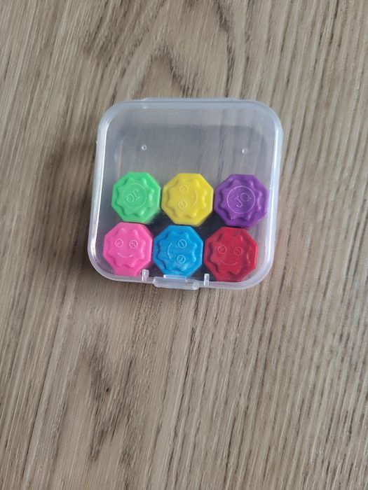 Zestaw 6 plastikowych gongów – kolorowe, lekkie, stan idealny