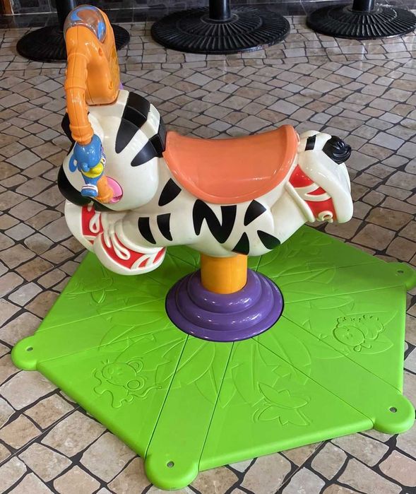 Zebra fisherprice que saltita e da sons e música enquanto se galopa
