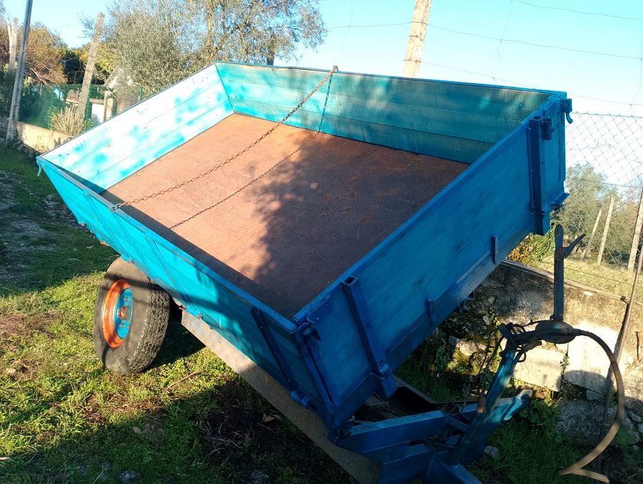 Reboque tribascolante