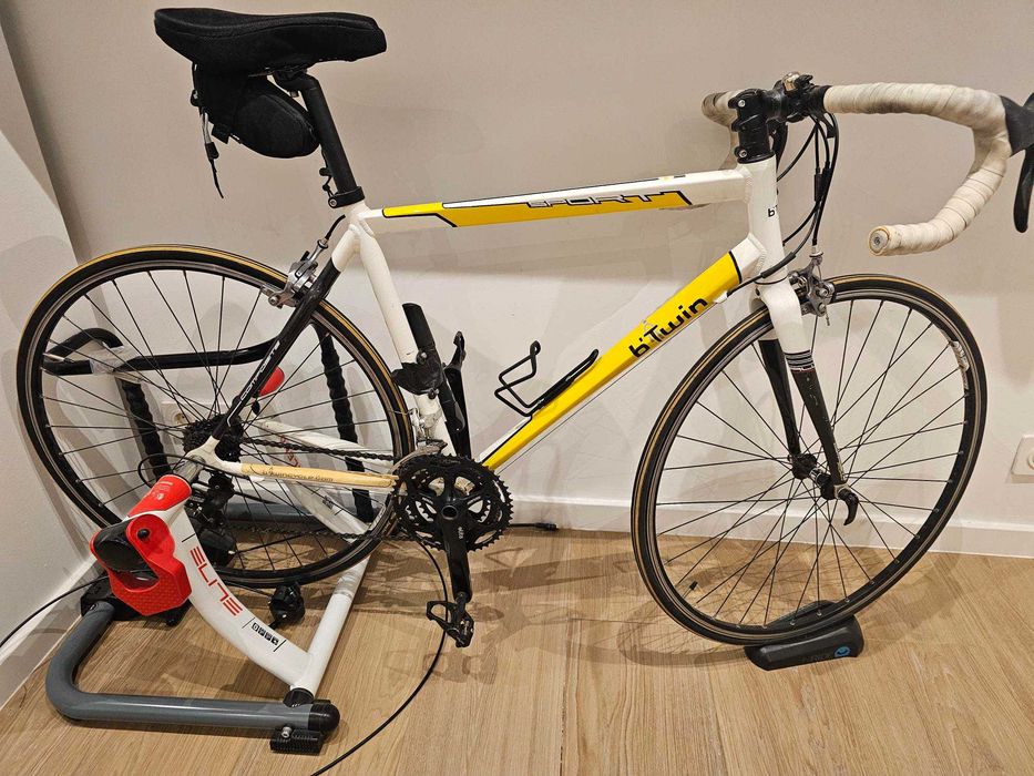 Bicicleta B’Twin Sport Tamanho 54 (Estrada / Alumínio com Garfo em Carbono) + Rolo de Treino indoor