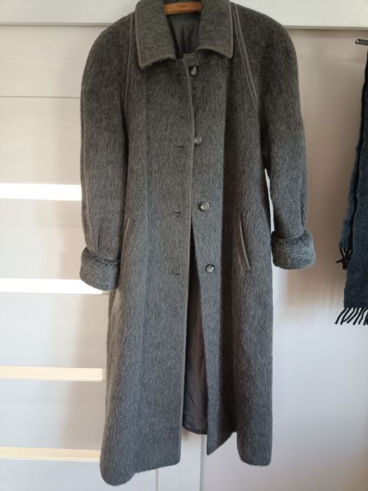 Nowy płaszcz damski z wełny lamy marki SANNWALD