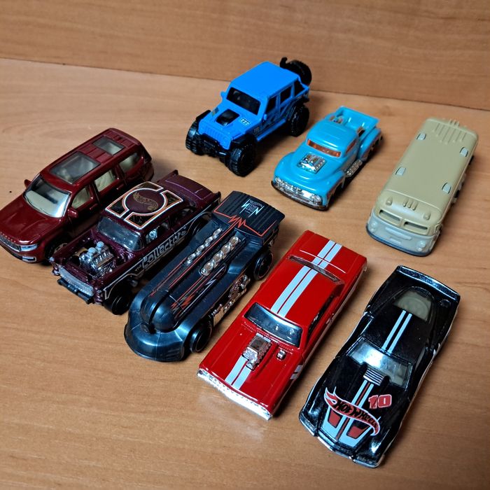 Маленькі машинки хот вілс