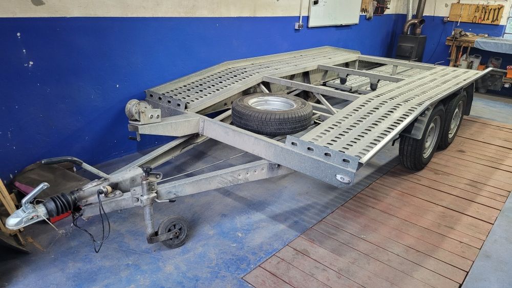 Laweta przyczepka przyczepa samochodowa do przewozu pojazdów
