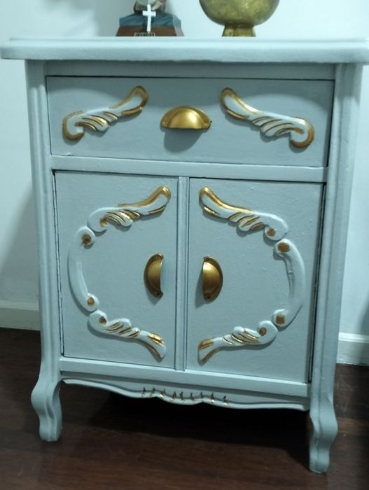 Mesas de cabeceira antigas.