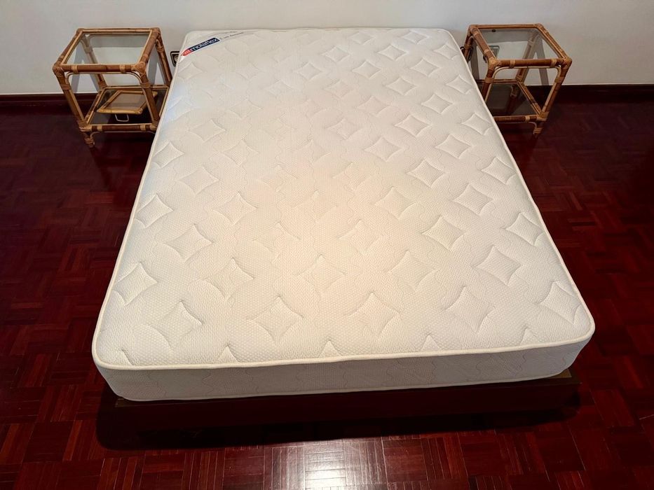 cama (1,40cm x 1,90cm) e duas mesas que podem ser vendidas à parte