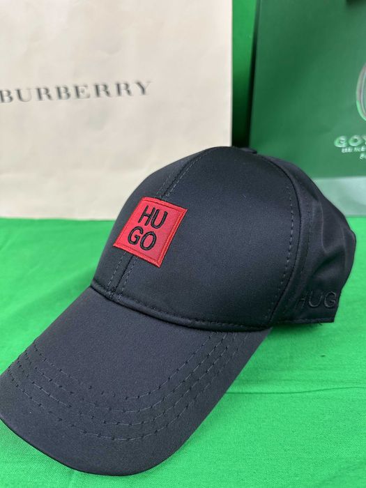 Czapki z daszkiem Hugo Boss czarna Premium Czapka czerwony kwadrat