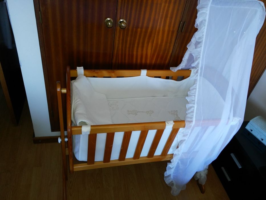 Cama de bebé com colchão