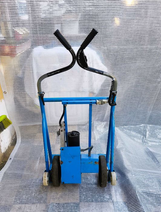 Сarrinho carro de armazém sobe escadas elétrico