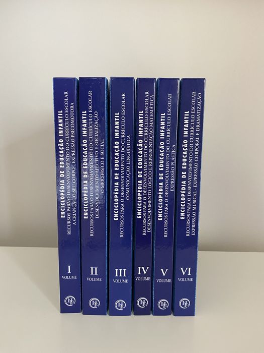 Enciclopédia de Educação de Infância com seis volumes