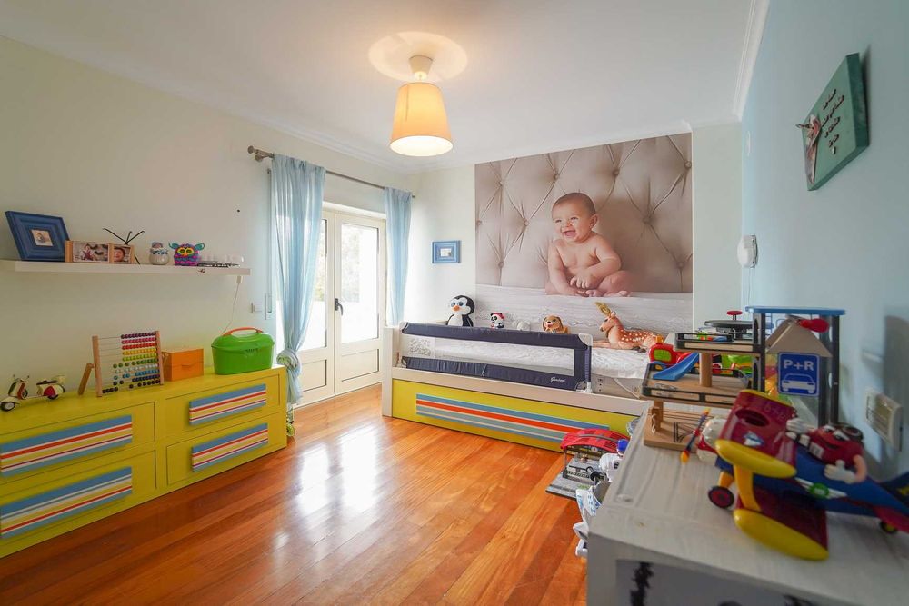 Cama e cómoda para quarto solteiro ou criança