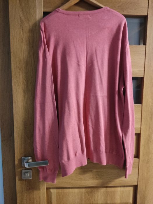 Różowy sweter długi
