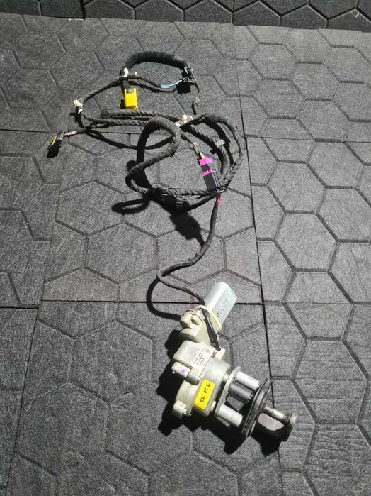 VW Transporter T5 7HM silniczek domykania drzwi przesuwnych lew dociąg