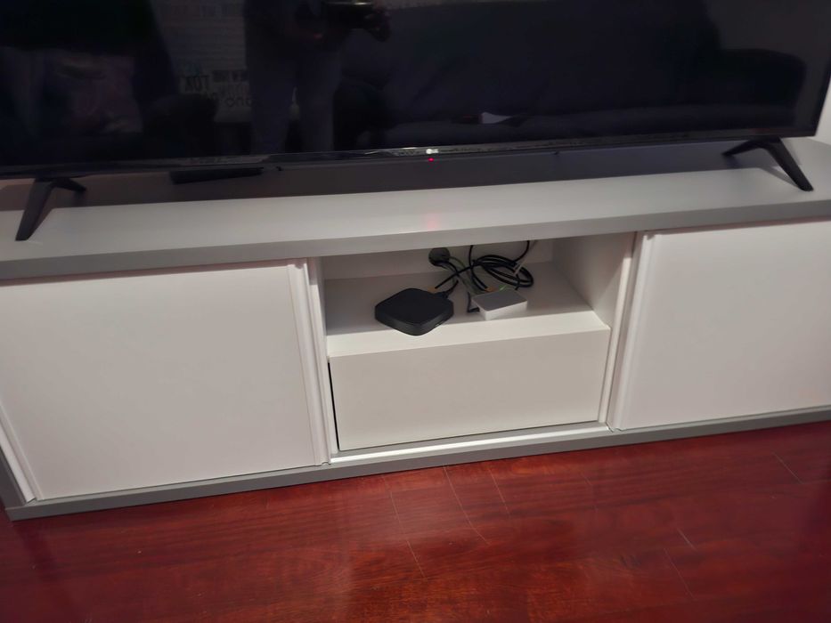 Móvel  tv e mesa de apoio em mt bom estado