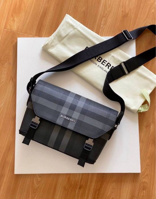 Сумка Burberry Checked logo-embossed messenger мужская чорна чоловіча