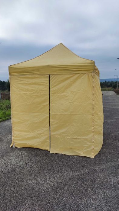 Tenda dobrável de 2x2 m e uma mesa dobrável