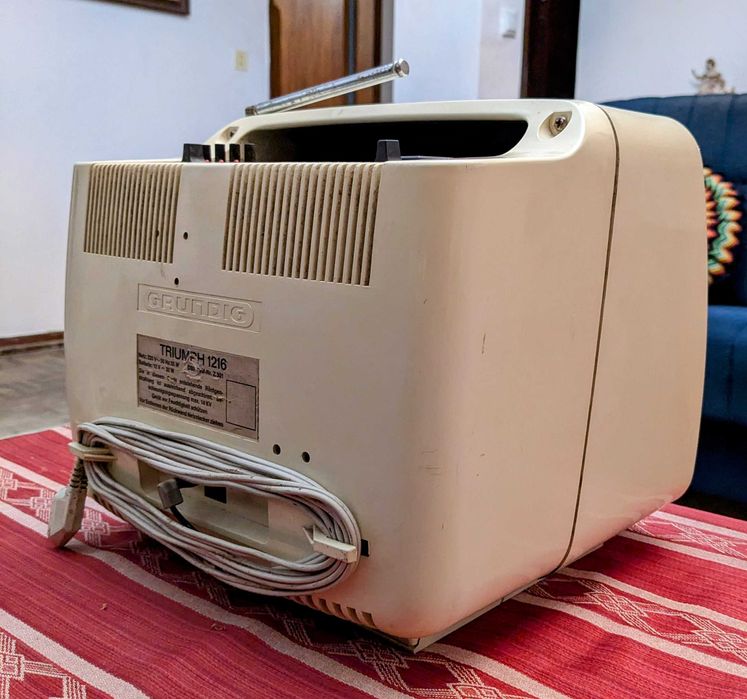 Televisão Vintage Grundig Triumph 1216 Branca - Raro e Colecionador