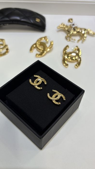 CHANEL® Luksusowe perły CC® kolczyki ekskluzywna biżuteria