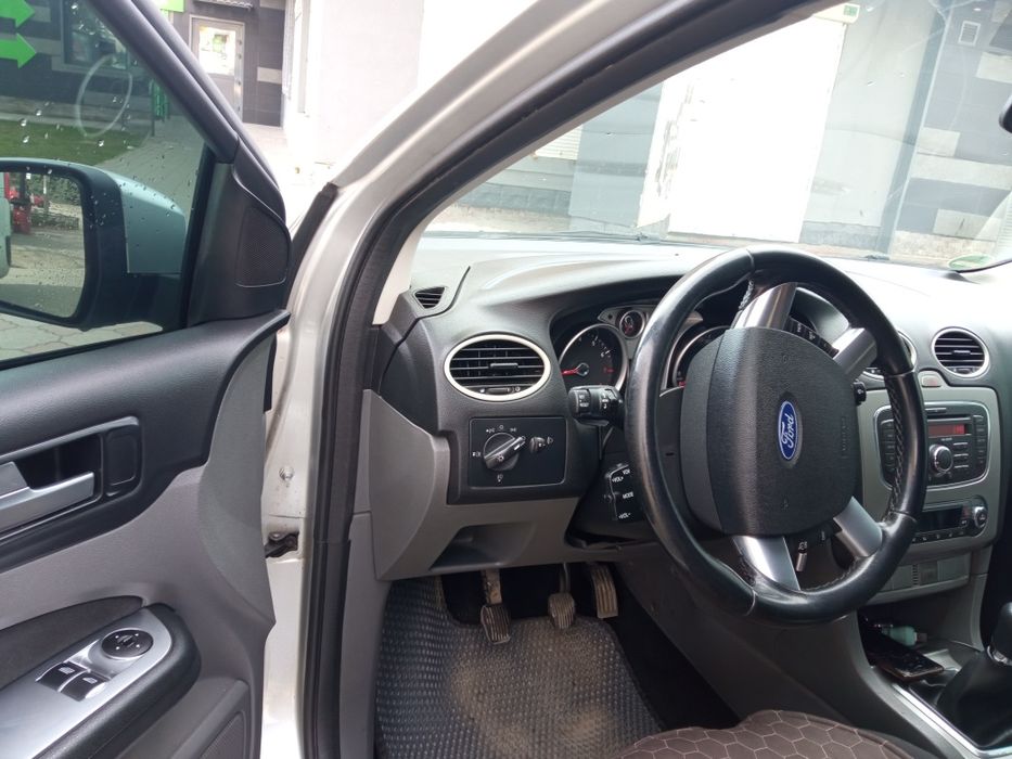 Форд фокус 2010рік  1.6 бензин 74кв