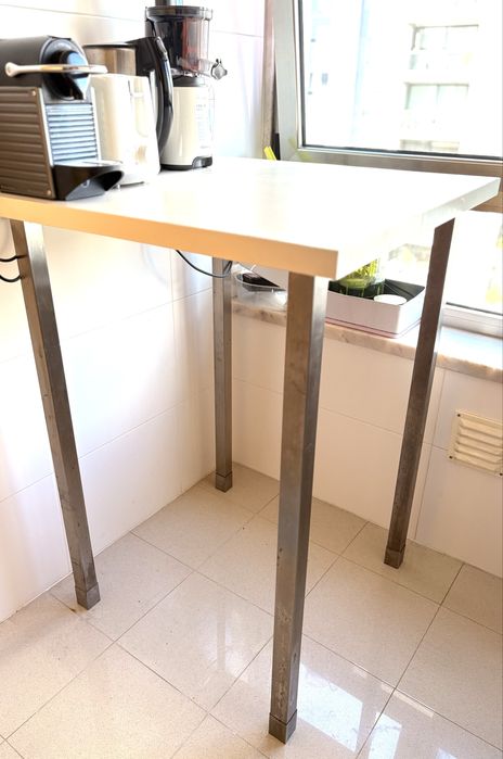 Mesa alta e 2 cadeiras altas