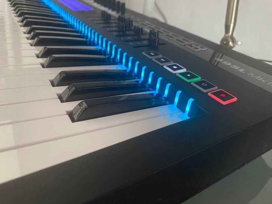 Novation 49SL MkIII — Teclado controlador MIDI com sequenciador