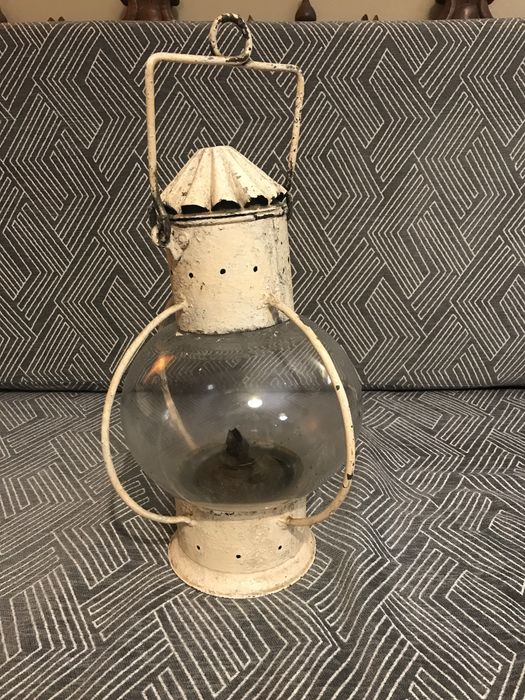 Lanterna antiga com globo