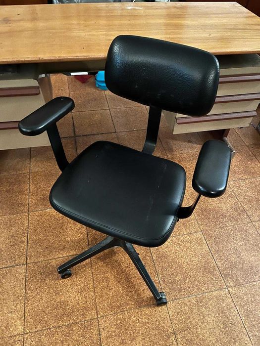 Mesa de escritório com cadeira