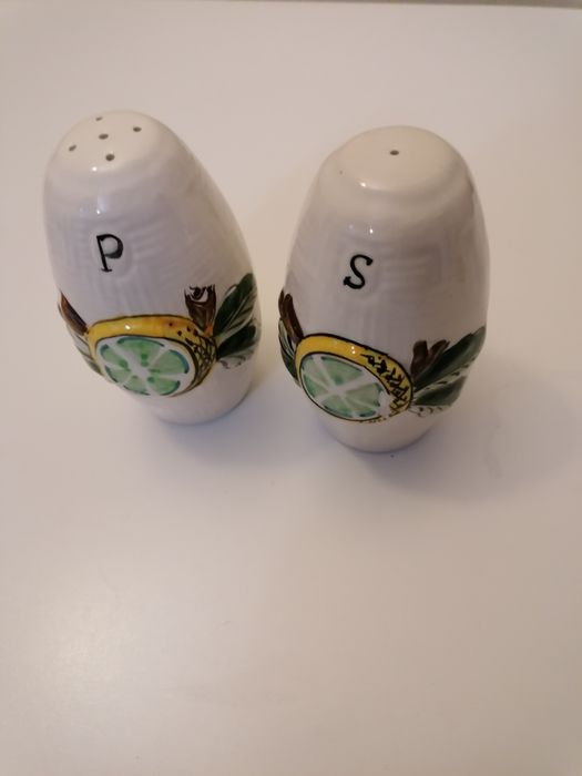Conjunto (Saleiro / pimenteiro em porcelana