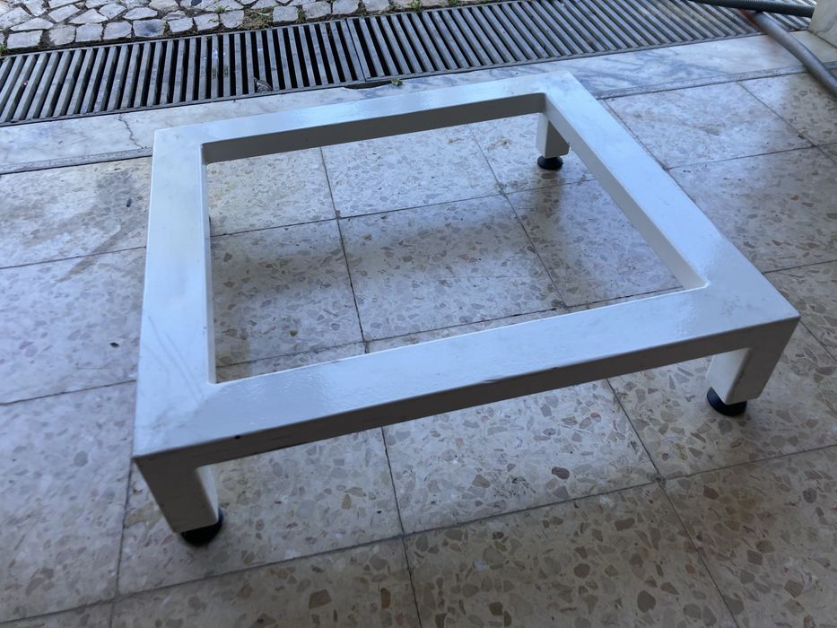 Base em ferro lacado com pés ajustáveis,