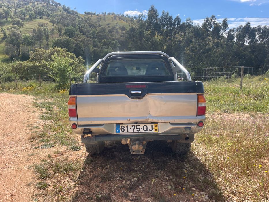 Mitsubishi L200 4x4 • Muito Estimada • Revisões em Dia