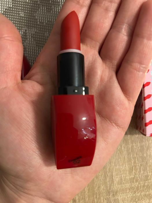 Szminka odcień ciemny intensywny czerwony sexi mocna czerwień