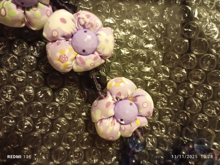 Colar lilás com contas e flores