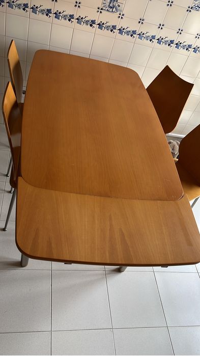 Mesa com 4 cadeiras