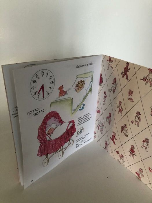 Livro infantil com relógio com ilustrações anos 50