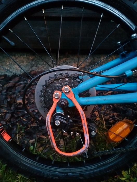 Rower b-twin z pełnym zawieszeniem
