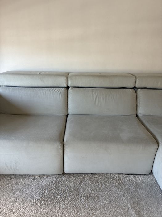 Sofa em tons de cinza com modulos separados e chaise longue