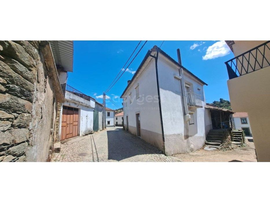 Moradia com garagem em Brunhoso, Mogadouro