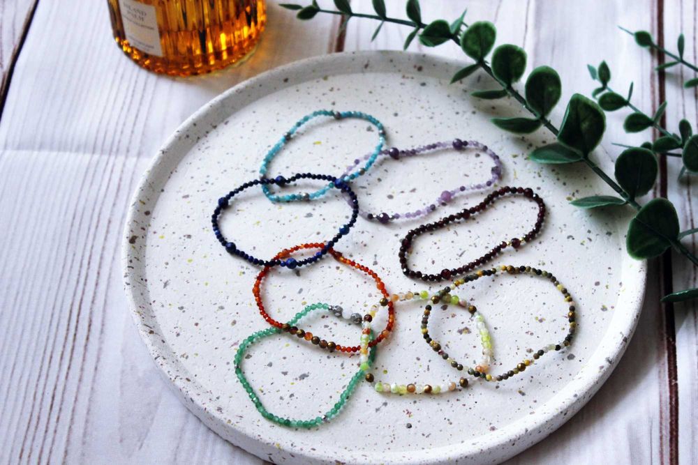 Bransoletka na gumce z kamieni naturalnych