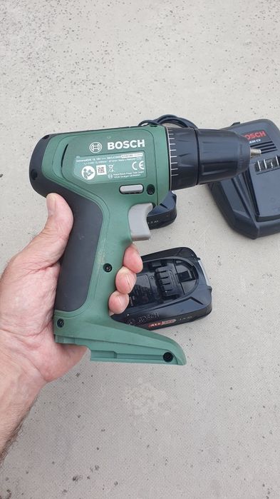 Aparafusadora Bosch (com avaria) + 2 Baterias e Carregador