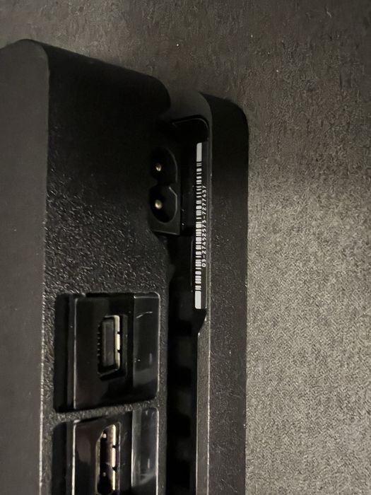 PS4 Slim 500GB + 2 comandos + FIFA 20