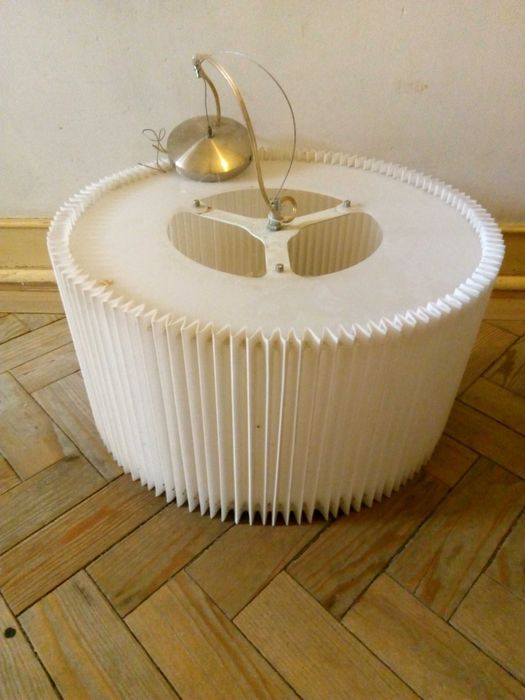 Candeeiro de tecto em bom estado.