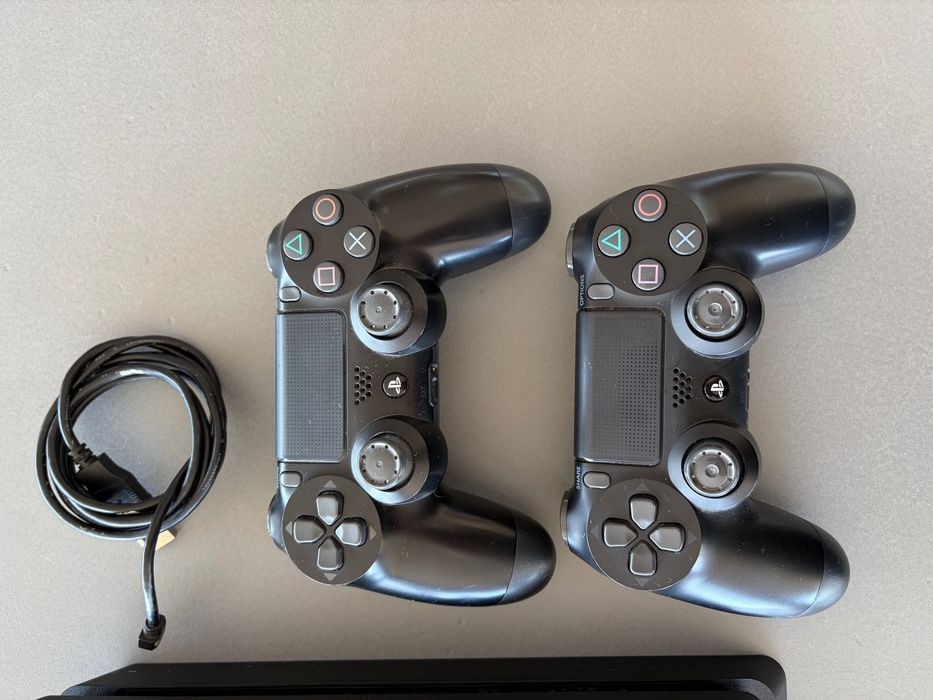 PlayStation4 Slim + PS4 Official Dualshock4 Controller x2