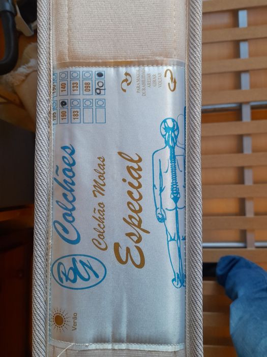 Cama dupla de solteiro em madeira cerne
